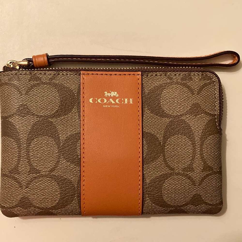 NWOT Coach zip wristlet